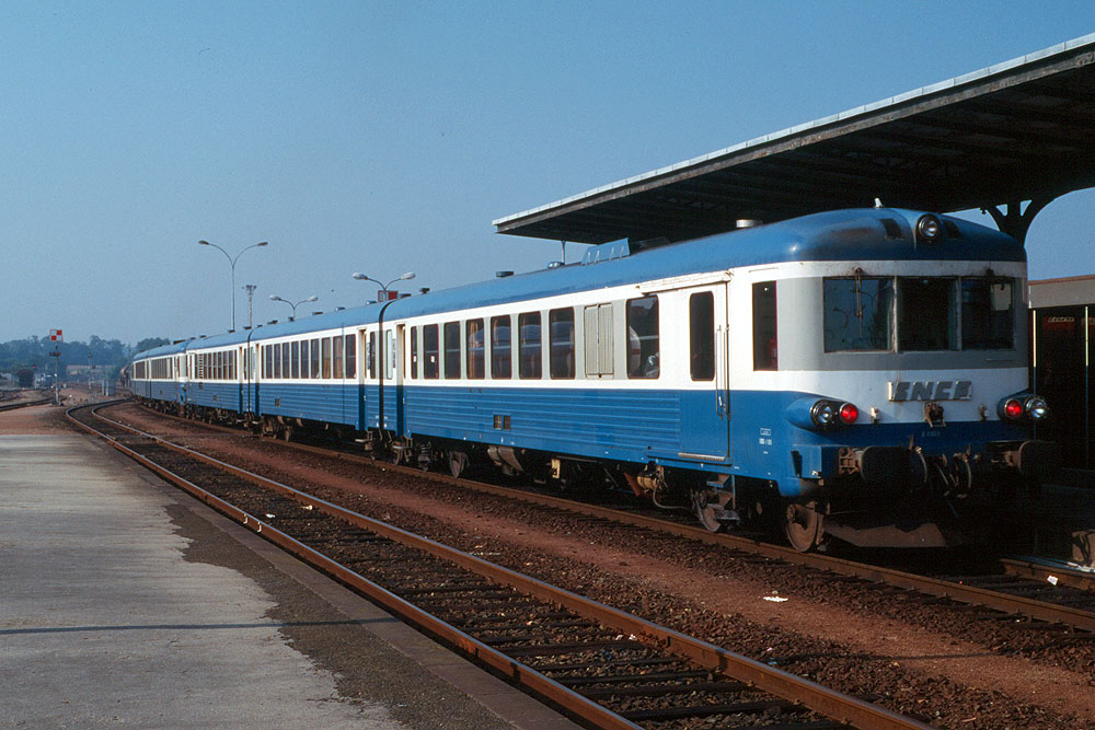 https://www.eisenbahnfotograf.de/datei/April bis September 1996/3960209 SNCF 4905 Dol 16.8.96.jpg